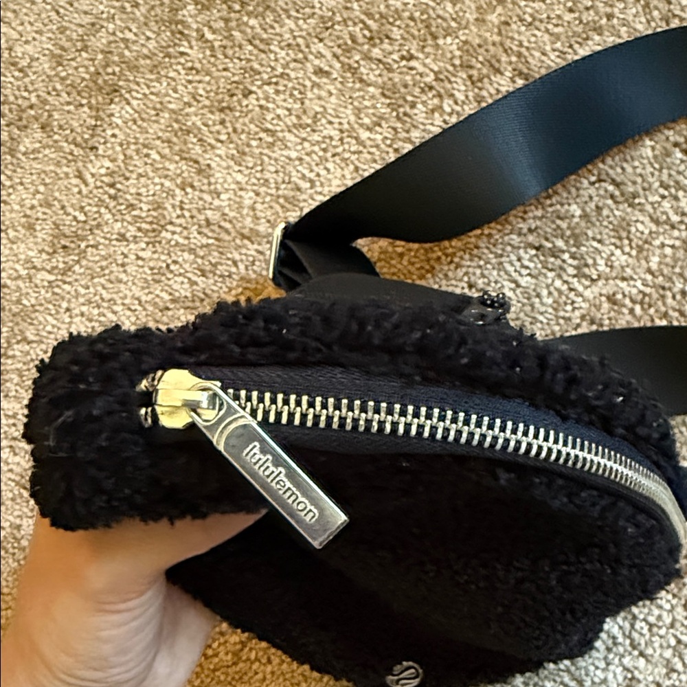 lululemon Black Fleece Belt Bag - Picture 6 of 7